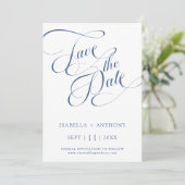 Romantisches kalligrafisches Dusty Blue Wedding Fo Save The Date (Stehend Vorderseite)