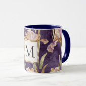 Romantisches lila Iris-Blumen-Gold-Monogramm Tasse (VorderseiteRechts)