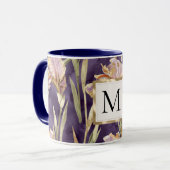 Romantisches lila Iris-Blumen-Gold-Monogramm Tasse (Vorderseite Links)