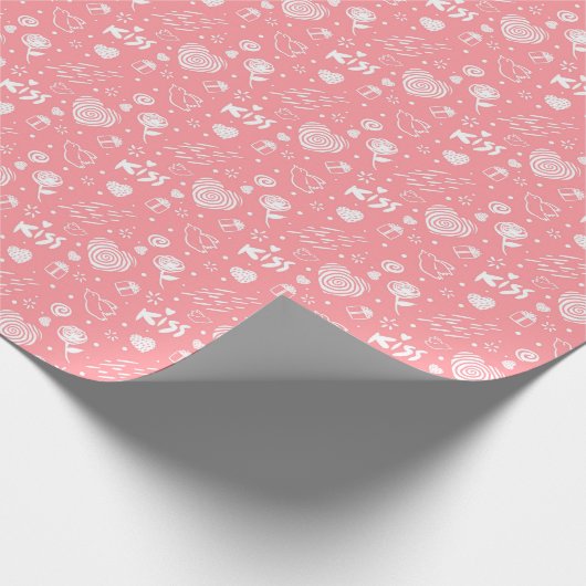 Romantisches Muster Kiss. Weiß auf Korallenrosa Geschenkpapier (Ecke)
