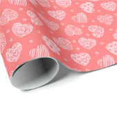 Romantisches Muster von Herz und Rose auf rosa Geschenkpapier (Rolleneckpunkt)