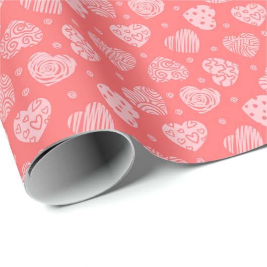 Romantisches Muster von Herz und Rose auf rosa Geschenkpapier (Rolleneckpunkt)