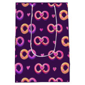 Romantisches nahtloses Muster mit Herz und Hochzei Mittlere Geschenktüte (Rückseite)