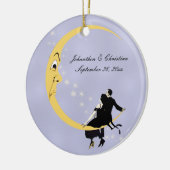 Romantisches Paar auf dem Angry Crescent Moon sitz Keramik Ornament (Links)