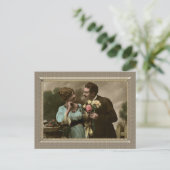 Romantisches Paar, das ihre Blume bringt Postkarte (Stehend Vorderseite)