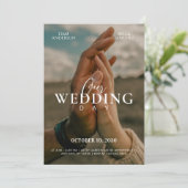 Romantisches Paar Hände Foto Hochzeit Einladung (Stehend Vorderseite)