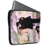 Romantisches Paar in Liebe Küssen im Regen Laptopschutzhülle (Vorne Rechts)