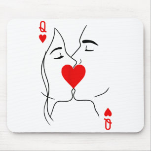 Romantisches Paar küsst Herzkönigin beim Pokerspie Mousepad