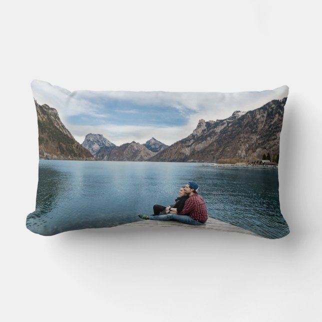 Romantisches Paar Relaxen am Dock See Lendenkissen (Vorderseite)