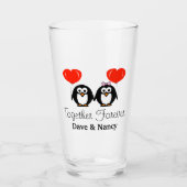 Romantisches Pinguin-Cartoon-Hochzeitspaar Glas (Vorderseite)