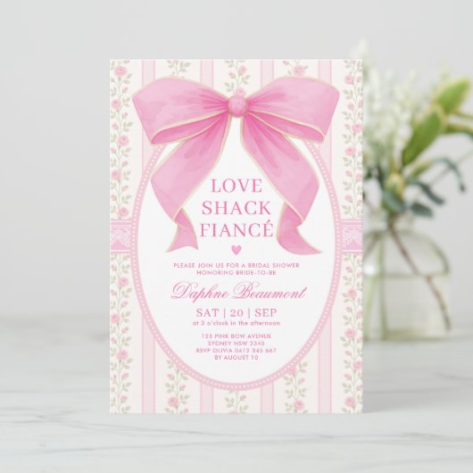 Romantisches Pink Bow Liebe Shack Fiancer Brautpar Einladung (Stehend Vorderseite)