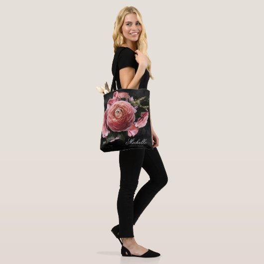 Romantisches rosa Blumenstrauß auf schwarz Tasche (Am Model)
