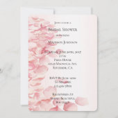Romantisches Rosa Rosenblättriges Brautparty Einladung (Vorderseite)