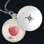 romantisches rotes geformte brennende Kerze der Versilberte Kette<br><div class="desc">Das ursprüngliche Herz formte Flamme und Herz geformte Kerzenillustration auf diesem coolen Stück Schmuck wurde inspiriert, während ich eine rote Kerze aufpasste, unten zu schmelzen. Das rotes Herz geformte schmelzende Wachs läuft langsam hinunter die Seite des Kerzenbratenfetts in ein Herz geformtes Pool des roten Wachses. Die bunte rote und gelbe...</div>