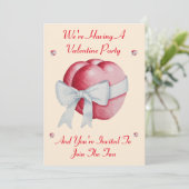 Romantisches rotes Herz mit weißem Bogen-Valentin- Einladung (Stehend Vorderseite)