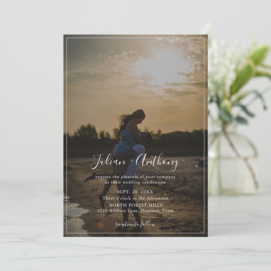 Romantisches Script-Foto Hochzeit Einladung (Stehend Vorderseite)