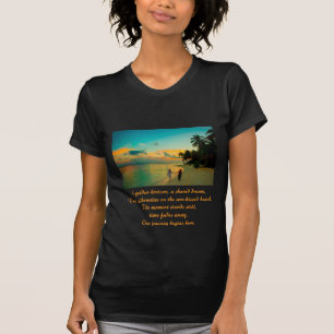 Romantisches Sonnenuntergangs-Strand-Silhouette-T- T-Shirt