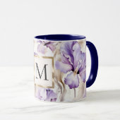 Romantisches weißes violettes Iris-Blumenmonogramm Tasse (VorderseiteRechts)