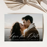 Romantisches Weißkalligraphie-Foto Save The Date<br><div class="desc">Mit unserer eleganten Save the Date-Karte verkünden Sie Ihr Hochzeitstag stilvoll bei Familie und Freunden. Die Karte zeigt Ihr Lieblings-Foto mit horizontaler Verlobung "Save the Date" in einem weißen, modernen Kalligraphieskript an. Personalisieren Sie die Karte, indem Sie Ihren Namen, das Hochzeitstag und die Hochzeitsstadt/Staat hinzufügen. Die Karte kehrt zu einem...</div>