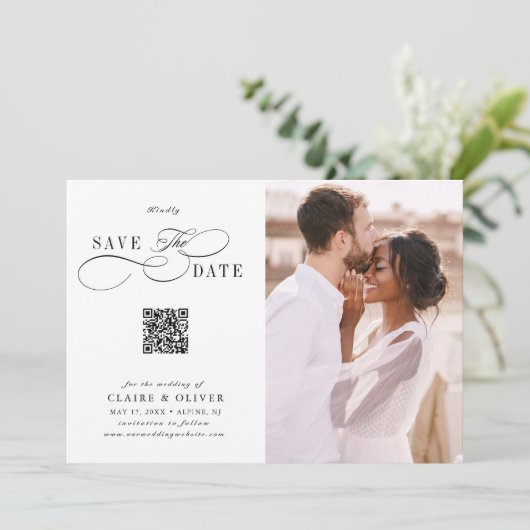 Romantisches Wirbles Script QR Code Wedding Foto Save The Date (Stehend Vorderseite)