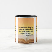 Römer 13:8 KJV Bible Verse Pic Zwei-Tone-Tasse Tasse (Zentrum)