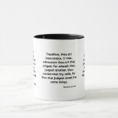 Römer 2:1 KJV Bibelverse Zwei-Tonen-Tasse Tasse (Zentrum)