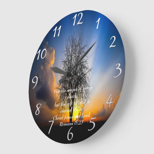 Römer 6:23 Baum in einem Feld mit blauem Himmel Große Wanduhr (Winkel)
