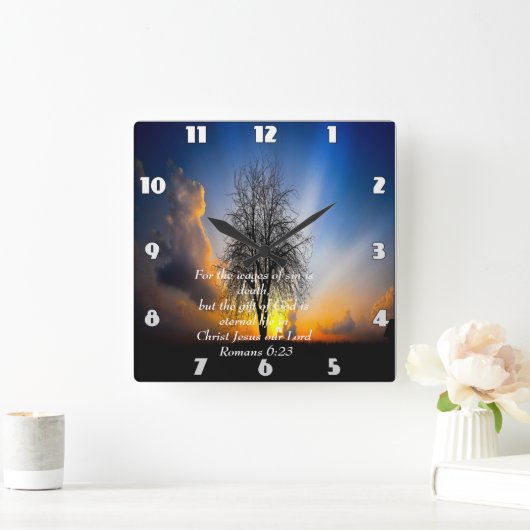 Römer 6:23 Baum in einem Feld mit blauem Himmel Quadratische Wanduhr (Zuhause)