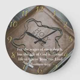 Römer 6:23 Heilige Bibel mit Silberkreuz darauf Große Wanduhr