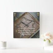 Römer 6:23 Heilige Bibel mit Silberkreuz darauf Quadratische Wanduhr (Zuhause)