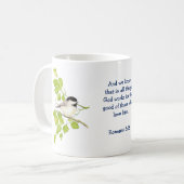 Römer 8:28 Bibelschrift Chickadee Bird Art Kaffeetasse (Vorderseite Links)