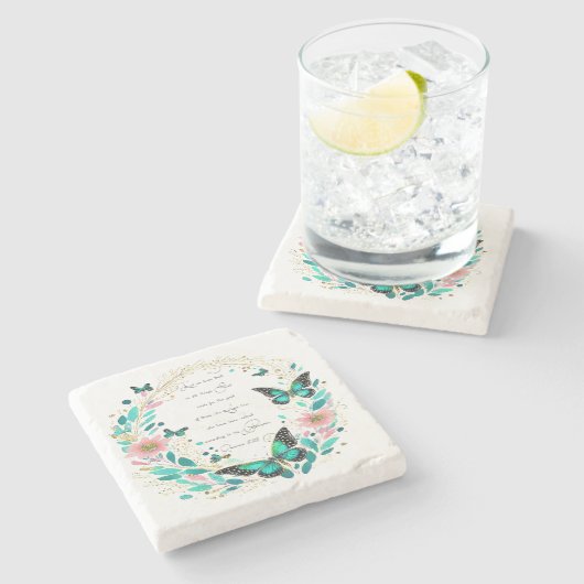 Römer 8:28 Blume und Schmetterlinge Steinuntersetzer (Seitenansicht)