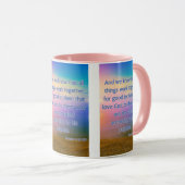 Römer 8:28 KJV Bibelverse Pic Two-Tone Tasse (VorderseiteRechts)