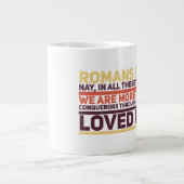 Römer 8:37 Jumbo-Tasse (Vorderseite)
