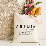 Römisches Jahr der Abuelita Tragetasche<br><div class="desc">Diese minimalistische Totentasche,  die eine schicke Oma feiert,  zeichnet sich durch eine minimalistische Tasche aus,  die "Abuelita" oder Ihre Wahl von Oma-Spitznamen in schwarzen Serifenschrift auszeichnet. Mit dem Jahr,  in dem sie zu einer Großmutter wurde,  in eleganten römischen Ziffern für eine schicke Touch.</div>