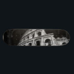 Römisches Kolosseum mit architektonischen Zeichnun Skateboard<br><div class="desc">Ein Bild des römischen Kolosseums mit architektonischen Zeichnungen der Bögen. Einer der neuen sieben Weltwunder,  beeinflusst der Stil des Gebäude noch heute das moderne Design. Ein großartiges Geschenk für jemanden,  der Architektur Liebe oder das antike Rom studiert.</div>