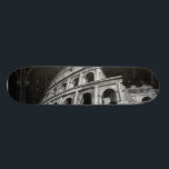 Römisches Kolosseum mit architektonischen Zeichnun Skateboard<br><div class="desc">Ein Bild des römischen Kolosseums mit architektonischen Zeichnungen der Bögen. Einer der neuen sieben Weltwunder,  beeinflusst der Stil des Gebäude noch heute das moderne Design. Ein großartiges Geschenk für jemanden,  der Architektur Liebe oder das antike Rom studiert.</div>