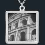 Römisches Kolosseum mit architektonischen Zeichnun Versilberte Kette<br><div class="desc">Ein Bild des römischen Kolosseums mit architektonischen Zeichnungen der Bögen. Einer der neuen sieben Weltwunder,  beeinflusst der Stil des Gebäude noch heute das moderne Design. Ein großartiges Geschenk für jemanden,  der Architektur Liebe oder das antike Rom studiert.</div>