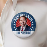 Ron DeSantis für Präsident 2024 - Foto für die Kam Button<br><div class="desc">Eine Darstellung von Ron DeSantis mit einem roten Lichtstrahl hinter seinem Kopf und Typ,  der das Foto umgibt. Ein einfaches Design mit Ron DeSantis,  der für den Präsidenten kandidiert. Er kandidiert bei den Vorwahlen der Republikaner 2024.</div>
