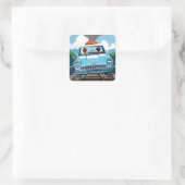 Ron & HARRY POTTER™ in Flying Car to HOGWARTS™ Quadratischer Aufkleber (Tasche)