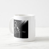 RÖNTGENSTRAHL-SKELETON GESANG AUF RETRO MIC - B&W KAFFEETASSE (Vorderseite Links)