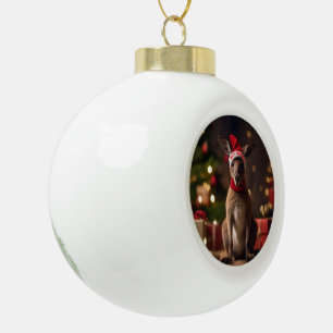 "Roo-dolph's Holiday Hop: Ein festes Wunderland" Keramik Kugel-Ornament