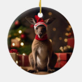 "Roo-dolph's Holiday Hop: Ein festes Wunderland" Keramik Ornament (Hinten)