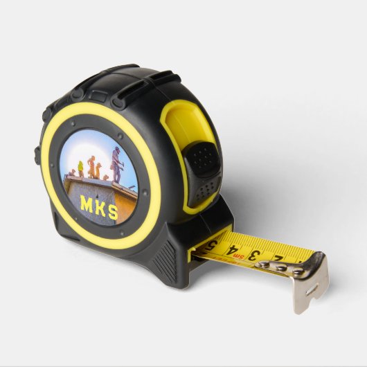 Roofer auf einem Dach-Tape Maßband (Winkel)