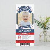 Rookie Baseball Ticket Red Blue Boy 1. Geburtstag (Stehend Vorderseite)