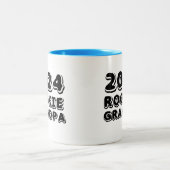 Rookie Grandpa-Tasse 2024 Zweifarbige Tasse (Mittel)