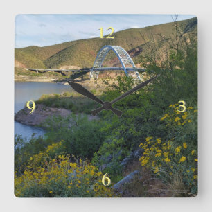 Roosevelt Lake Brücke Arizona Gelbe Wildblumen Quadratische Wanduhr