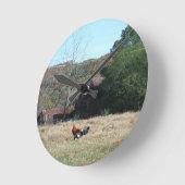 Rooster im Farm Foto von Sandy Closs. Runde Wanduhr (Winkel)