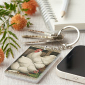 Roosters & Hen außerhalb von Hen House mit weißer Schlüsselanhänger (Vorderseite rechts)