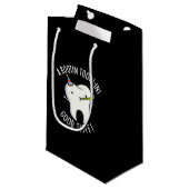 Rootin Toothin Good Time Dental Tooth Pun Dark BG Kleine Geschenktüte (Vorderseite Schrägansicht)